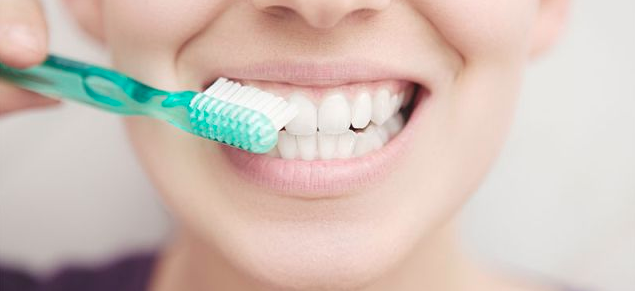 6 malos hábitos que pueden dañar tus dientes
